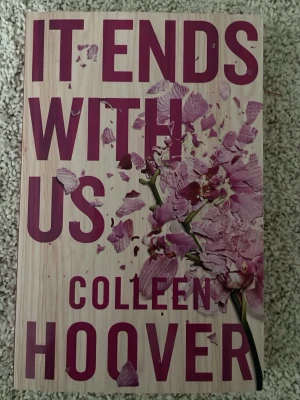 It Ends With Us - En gripande och känslosam roman om kärlek, mod och svåra val. Perfekt för dig som gillar starka berättelser och vill läsa något som verkligen berör. Boken är populär bland unga vuxna och har hyllats för sitt djup och sin ärlighet. 376 sidor av känslor och spänning på Engelska.