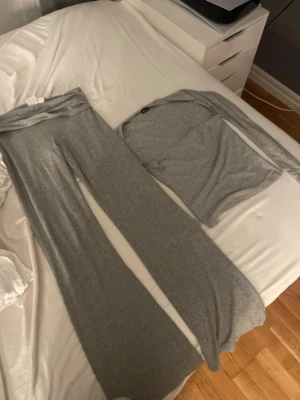 ljusgrått gina set - sälj er då det inte används, mycket bra skick knappt använt innan👍