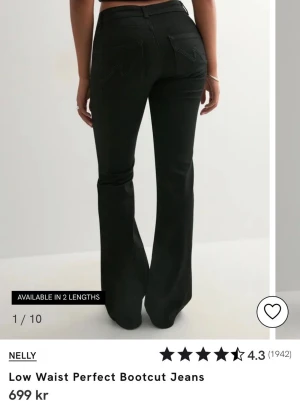 Svarta bootcut jeans från Nelly - Snygga svarta low waist jeans från Nelly. Endast använda en gång och är i jättebra skick. Nypris är 699kr, men jag säljer för 499kr. De kmr aldrig till användning 