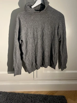 Grå stickad Oscar Jacobson - En grå stickad tröja från Oscar Jacobson i str S. Passar om man är 163-170 skulle jag säga kan bero lite. Bra skick!