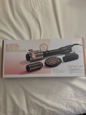 Big Hair Luxe Ultimate Blow-Dry Brush - BaByliss Big Hair Luxe är en roterande varmluftsborste med utbytbara borsthuvuden för volym, form och slät finish. Komplett med väska och tillbehör, i mycket gott skick utan synligt slitage. Perfekt för professionell styling hemma. Använd 1 gång!