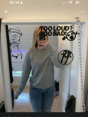 Grå stickad tröja  - Säljer en grå stickad tröja som Inte är så använd så tröjan är fortfarande i väldigt bra skick