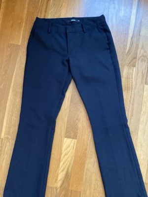 Kostymbyxor ifrån Bikbok - Jättesnygga lågmidjade kostymbyxor ifrån bikbok i storlek 36!💕 Modellen är Vera regular som och är i bra kvalitet, endast lite noppriga längst ned men inget som syns!🥰 Säljer då de är lite för små för mig. Skriv gärna om ni undrar något!❤️Nypris:499