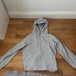 grå zip hoodie - säljer en grå zip hoodie från lager 157 i mycket bra skick