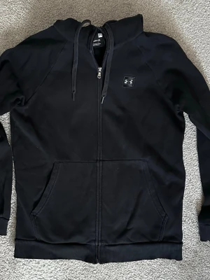 Svart zip hoodie Under Armour, herr stl S - Svart/grå huvtröja med hel dragkedja/zip hoodie från Under Armour, herr stl S.