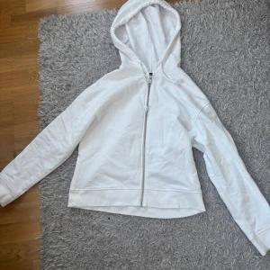 vit zip hoodie - säljer en vit zip hoodie från lindex i väldigt bra skick!