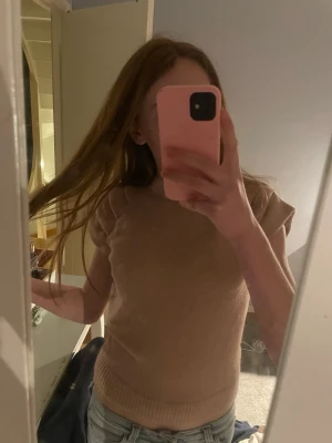 Beige stickad topp från Golden Days Paris  - Superfin rosa/beige stickad topp från Golden Days Paris. Modellen är ärmlös med fina detaljer. Varan har andvänds 1 gång men säljs pga att den inte andvänd. Det står ingen storlek men skulle gissa på en S. Axelbredden är 50cm och längden är 52cm. Jag är 165!🤍