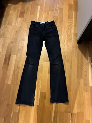Bootcut jeans från Zara, mörkblå - Snygga svarta bootcut jeans från Zara i storlek 32. Klassisk femficksmodell med dragkedja och knapp framtill. Jeansen har en lätt utsvängd passform och är tillverkade i jeansmaterial med skön stretch. Perfekt för dig som gillar en tidlös look.