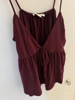 Slutsåld Gina Tricot topp! - Super söt vinröd Gina Tricot topp i XS! Köptes förra sommaren, nu slutsåld och använd ett fåtal gånger! ❣️