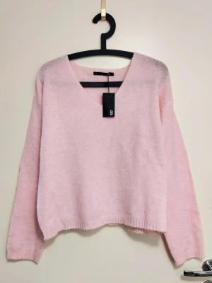Ljusrosa stickad tröja från 157 i strl.M/L - Supermjuk ljusrosa stickad tröja.Den är väldigt skön i tyget och är stretchigt. Nypris 150kr