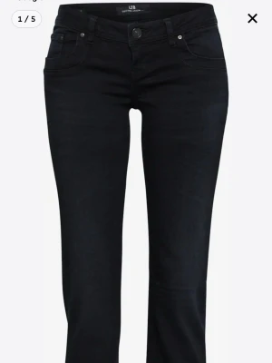Svarta bootcut jeans från LTB -  Snygga svarta bootcut jeans med klassisk passform som ger en fin siluett. Tillverkade i slitstarkt och bekvämt jeansmaterial. Storlek L32, men justerbara remmar i midjan gör att de kan anpassas till mindre storlek. Nypris 999 kr, säljes för 599 kr.