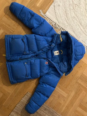 Fjällräven jacka expedition down light  - Fjällräven expedition down light ljusblå. Använd 2 vintrar. Kvitto finns, köpt ny. Jackan är ren och tvättad. Fint skick, utöver ett litet jack på vänster ficka. Storlek M. Sitter bra på mig som vanligtvis bär xs-s💙