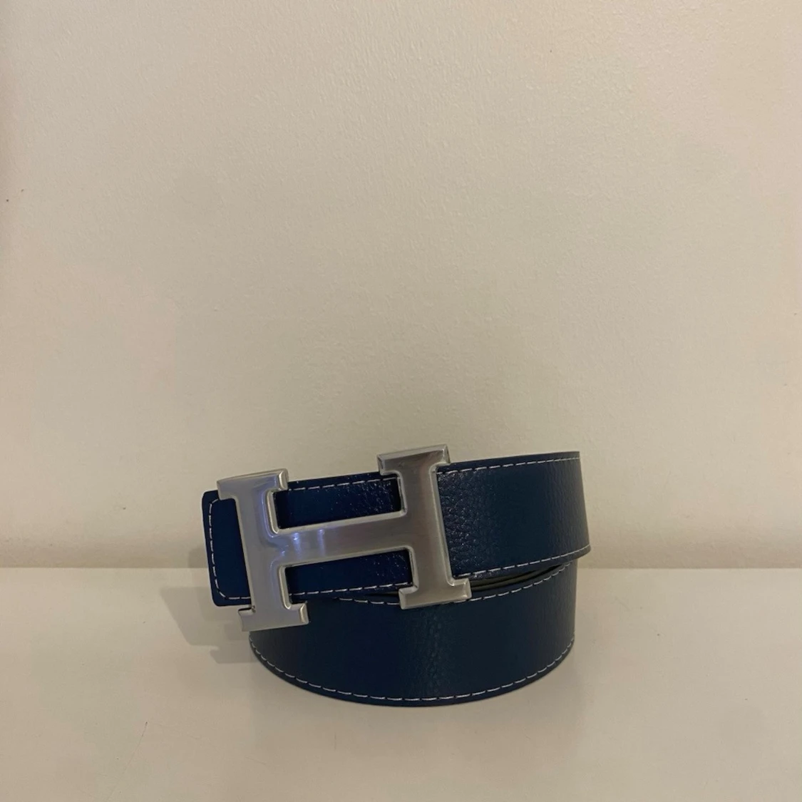 Blå skinnbälte med H-spänne