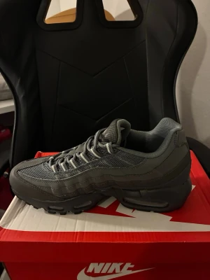 Nike Air Max 95 grå sneakers - Säljer ett par grå Nike Air Max 95 sneakers.storlek 41 helt nya 