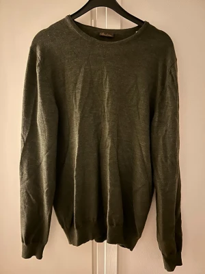 Grön stickad tröja från Stenströms  - Snygg mörkgrön tröja från Stenströms. Gjord på 100% merinoull.