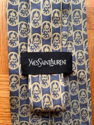 Yves Saint Laurent Slips - Lyxslips från Yves Saint Laurent. 100% silke