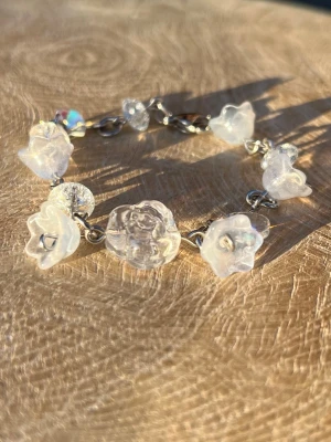 Armband - Vackert blått/vitt armband av glaspärlor och rostfritt stål 🌀🦢💍