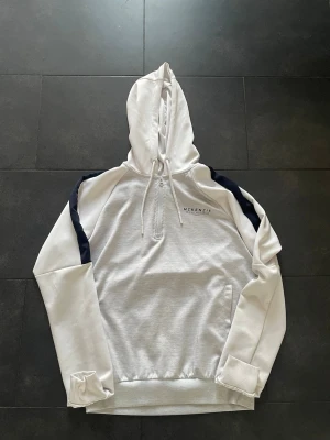 Sportig half zip med luva - Otroligt skön, bra skick, perfekt för mer uppklätt eller sportiga tillfällen 