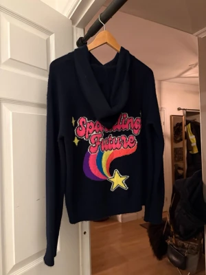 From Future hoodie - 100% Kashmir hoodie från From Future! Sparsamt använd, köpt 2020, inte använt på flera år. Står inte storlek men skulle gissa på S/M, supercool!