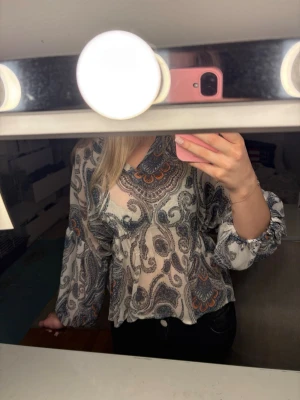 Ginatricot blus  - En blus från Gina som är ganska genomskinlig, den är i L men passar mig som har S rätt så bra 