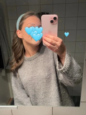 Grå stickad Ginatricot  - Mycket fin basic stickad ifrån Ginatricot 🩵 enda defekterna är att den är lite urtvättad och använd men tycker den är mycket fin ändå 