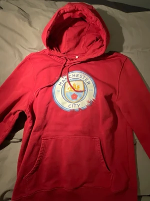 Manchester City Hoodie - Köpt i Man City store utanför Etihad Stadium, knappt använd!