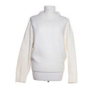 Vit stickad tröja från Zara - Säljer en supermysig och skön vit stickad tröja från Zara. Kom privat för fler bilder, pris kan alltid diskuteras💕