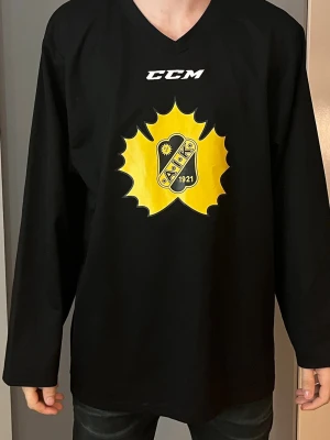 Skellefteå aik hockey tröja  - Två stycken träningströjor från Skellefteå aik 