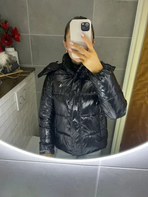 Calvin Klein jacka - Glansig jacka från Calvin Klein i storlek S. Jättebra skick!