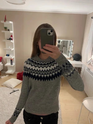 Stickad tröja med fint motiv. - Fin stickad tröja med vintrigt motiv, men man såklart använda den när som helst😍