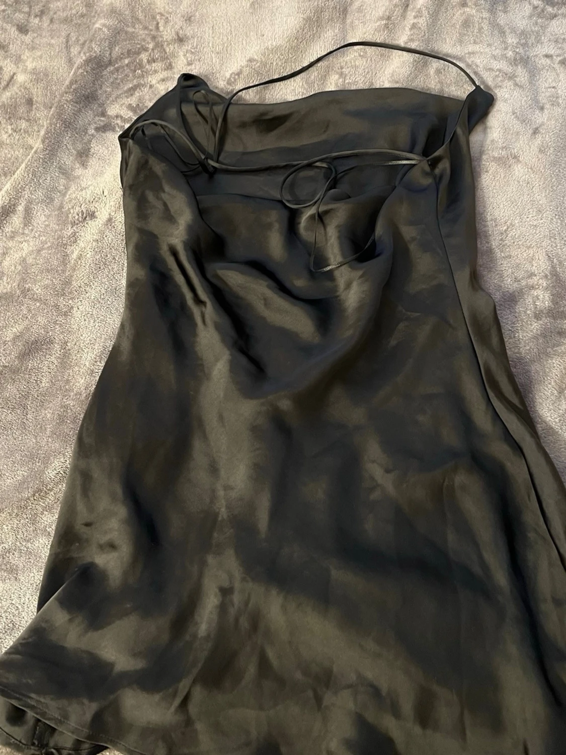 Svart satin klänning med tunna band - 1
