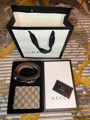 Bälte plånbok bundle pack - Letar du efter en lyxig plånbok eller bälte för sommaren eller vintern. Då säljer jag en ny/oanvänd bundle pack. Det kommer med en fin plånbok och en 110cm bälte pris går att diskuteras vid snabb affär. Topp kvalite