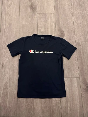 Mörkblå Champion t-shirt i bomull - Tja den  är i mycket bra skick från champion idyllen 164cm