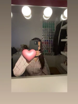 iPhone 12 - Säljer en iPhone 12, mörkblå, inga sprickor ganska nytt skick, batterinivån ligger på 97% frågor? Skriv