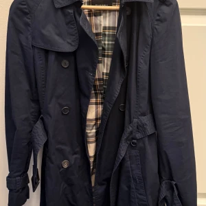 Mango trenchcoat strl S - Trenchcoat från Mango i Spanien strl S. Använd vid ett tillfälle.  Nypris: 1200 kr