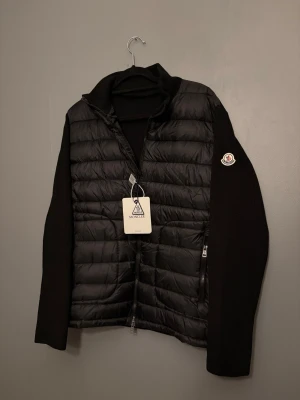 Svart Moncler cardigan - Helt ny och oanvänd. Tags medföljer. Fraktar inom 24h