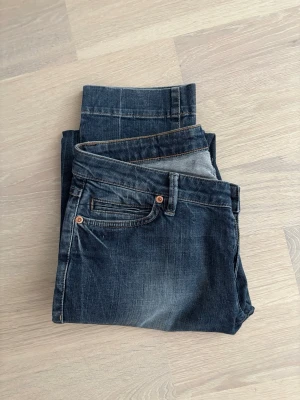 Mörkblå jeans från InWear, strl 36 - Snygga mörkblå jeans från InWear i klassisk femficksmodell. Jeansen har raka ben och normal passform, med subtila slitningar framtill för en cool look. Tillverkade i stretchigt material med 98% bomull och 2% elastan för extra komfort.