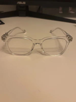 Chrome heart glasögon - Fina chrome heart glasögon med en fin modell, den blockerar blått/dåligt och onödigt ljus för ögonen, man har på sig den för den för design och inte för man ser dåligt 