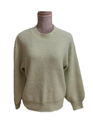 Ljusgrön stickad tröja - H&M - Ljusgrön stickad tröja med ribbade muddar. Den har en loose passform. Superskön och nyskick, endast använd 1 gång. 