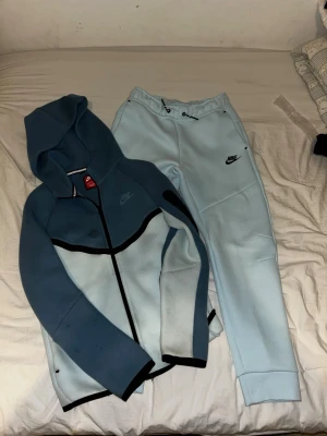 Blå Nike tech  - Ganska ny väldig fin passa på att köpa det var limited edition 