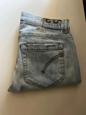 Dondup Jeans  - 🤩Sjukt snygga Jeans säljes  ✅Plagget är noggrant kontrollerat av experter och är i toppenskick  👔Märke: Dondup  📐Passform: 94 cm långa  Perfekt för den som vill utveckla och sin stil till nästa nivå eller bara vill ha ett plagg som håller högsta kvalitet.   ⚠️Skriv vid intresse eller frågor  U8