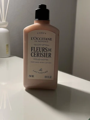 L'Occitane Fleurs de Cerisier Body Lotion - L'Occitane Fleurs de Cerisier parfymad body lotion. Innehåller 250 ml och har doft av körsbärsblom. Formulan är mjukgörande och återfuktande, perfekt för dig som vill ha en lyxig lotion med fransk känsla.
