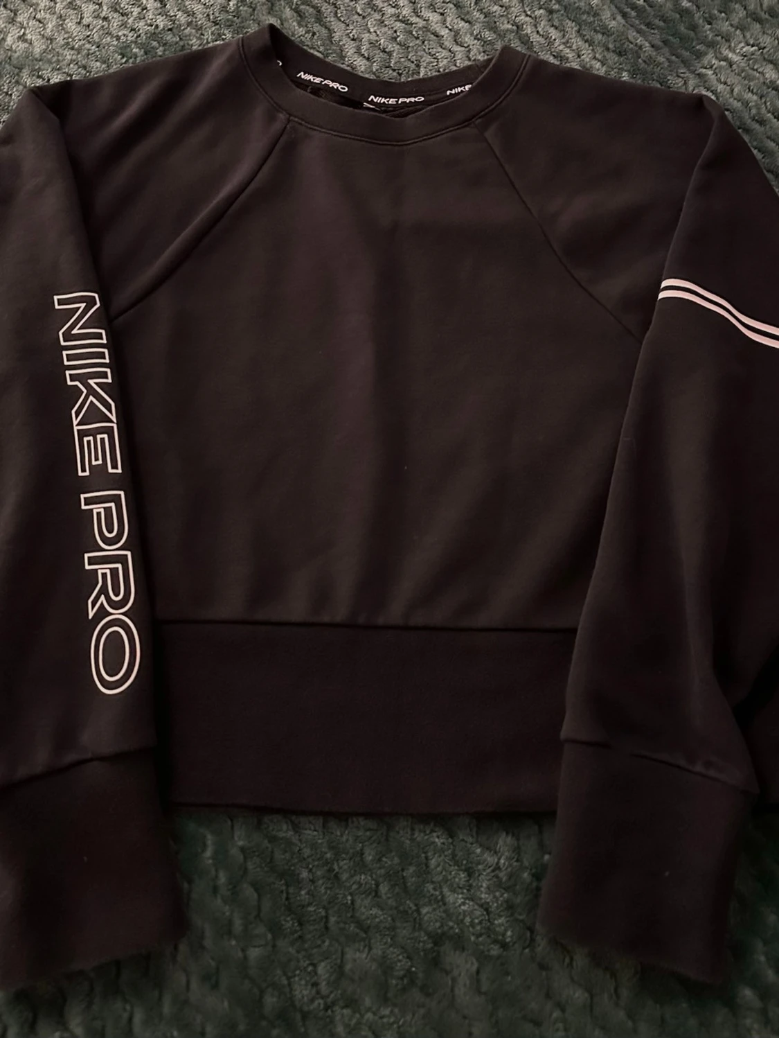 Svart croppad Nike Pro sweatshirt ,storlek M