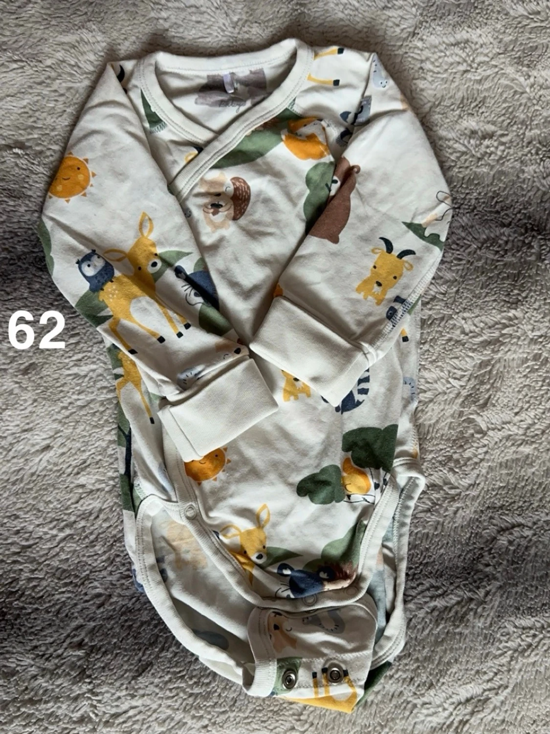 Vit body med djurmönster, storlek 62