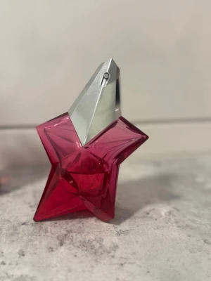 Angel Nova Eau de Parfum - Angel Nova är en påfyllningsbar parfym med en unik stjärnformad flaska. Volymen är 30 ml och den är tillverkad i Frankrike. Perfekt för dig som vill sticka ut med din stil.