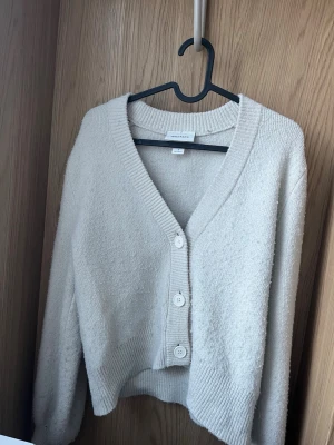 Svart och beige kofta  - Jag säljer en svart och en beige kofta i storlek S från Monki. De är i samma modell bara olika färger. De är jätte sköna och snygga och passar till allt och är precis populärt inom Stockholmsstilen men säljer då de är för små för mig. De är i jätte bra skick och perfekt till alla årstider. Säljer båda tröjorna för 500kr! Pris kan diskuteras😍