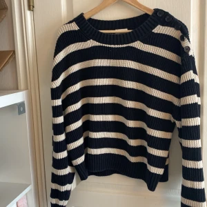Randig stickad tröja från H&M - Säljer en svart och beige randig stickad tröja från H&M i storlek M. 