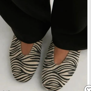 Zebra ballerinaskor - Superfina ballerinaskor från Nelly i zebramönster💕 strl 38 men skulle säga de är lite stora i strl, använd en gång!