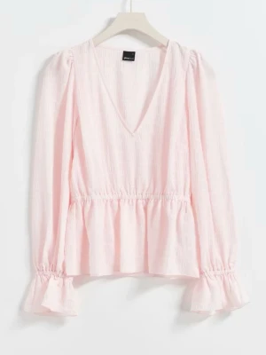 Ljusrosa blus  - Super söt slutsåld blus från Gina. Använd max 5 gånger. Säljer för att den inte kommer till användning. Lagom genomskinlig, skulle säga att en vit bh eller linne under är super fint! 😊🙏 Pris kan diskuteras