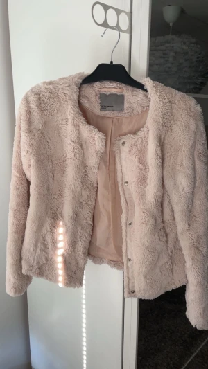 Beige pälsjacka - Supermjuk och fluffig pälsjacka från Vero Moda i ljusbeige färg. Kanppt använd och väl omhändertagen.